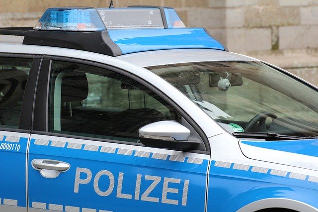 Neckarbischofsheim: Unbekannte bewerfen geparkten PKW mit Pflastersteinen