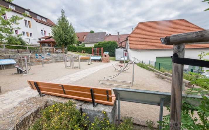 Mehrgenerationenplatz und Karl-Ludwigs-Eiche in Reichartshausen