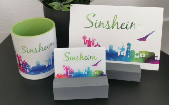 Sinsheim-Postkarte und Sinsheim-Magnet: Neue Souvenirs in der Tourist-Info