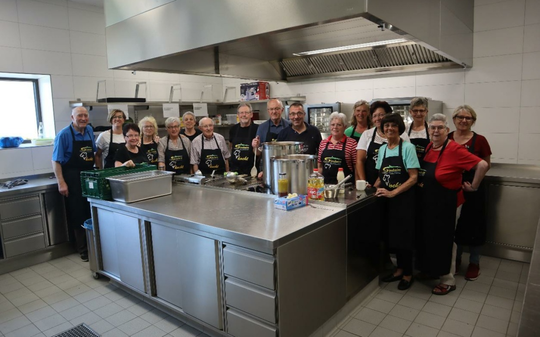 Oberbürgermeister Jörg Albrecht kocht für Senioren