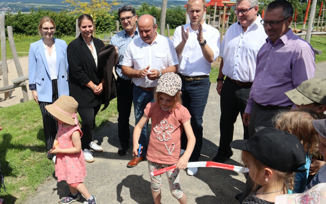Neuer Spielplatz an der Burg Steinsberg eröffnet