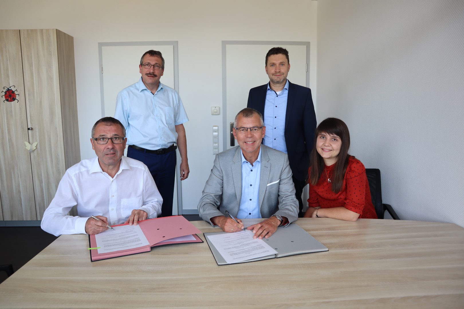 Unterzeichnung Vereinbarung Erweiterung Kindergarten St. Michael (Groß) Im Rathaus Sinsheim wurde die Vereinbarung über die Sanierungs- und Erweiterungsmaßnahme des Katholischen Kindergartens St. Michael unterzeichnet. V.l.n.r.: Oberbürgermeister Jörg Albrecht, Dezernatsleiter Ulrich Landwehr, Klaus Muth (Leiter der Verrechnungsstelle für Kath. Kirchengemeinden Obrigheim), Amtsleiter Johannes Wolf und Kindergarten-Geschäftsführerin Sarah John.