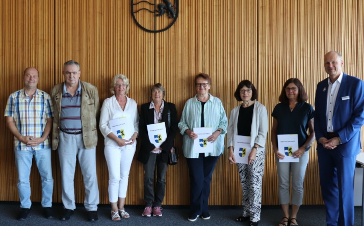 Landratsamt verabschiedet sechs Mitarbeiterinnen und Mitarbeiter in den „wohlverdienten Ruhestand“