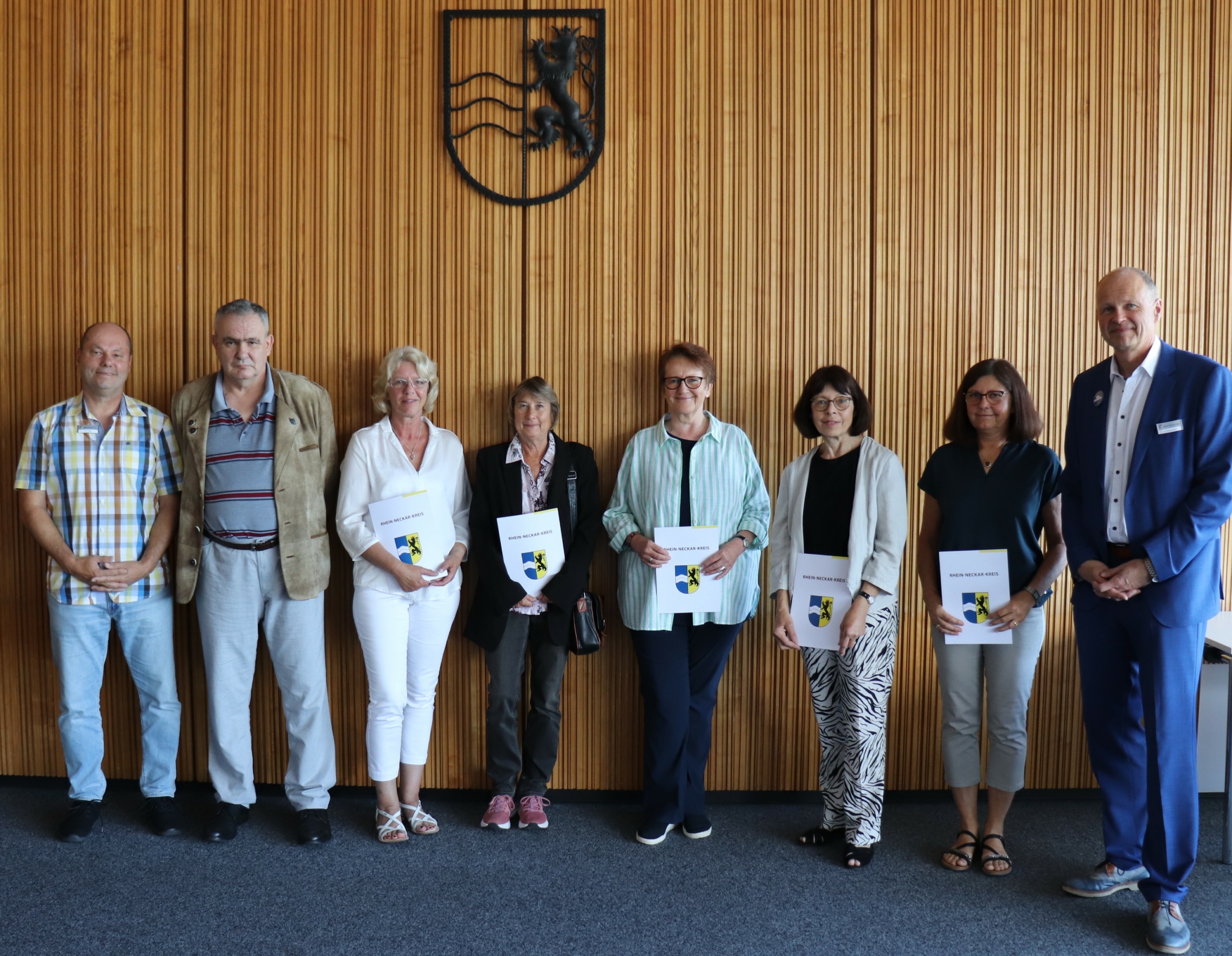 10_Verabschiedungen_20240711(1) Verwaltungs- und Schuldezernent Ulrich Bäuerlein (rechts) sowie Personalrat Horst Post (links) verabschiedeten diese sechs Mitarbeitenden des Landratsamts Rhein-Neckar-Kreis in den Ruhestand (v. l.): Bela Dunka aus Neckargemünd (zuletzt beschäftigt beim Amt für Landwirtschaft und Naturschutz), Ulrike Schmidt (Hemsbach, Veterinäramt und Verbraucherschutz), Patricia Fischler-Knörzer (Hemstadt-Bargen, Amt für Straßen- und Radwegebau), Renate Seitz (Eppelheim, Jugendamt), Heike Werrer (Sinsheim, Jugendamt) sowie Gerti Roßnagel (Sinsheim, Gesundheitsamt). Foto: Landratsamt Rhein-Neckar