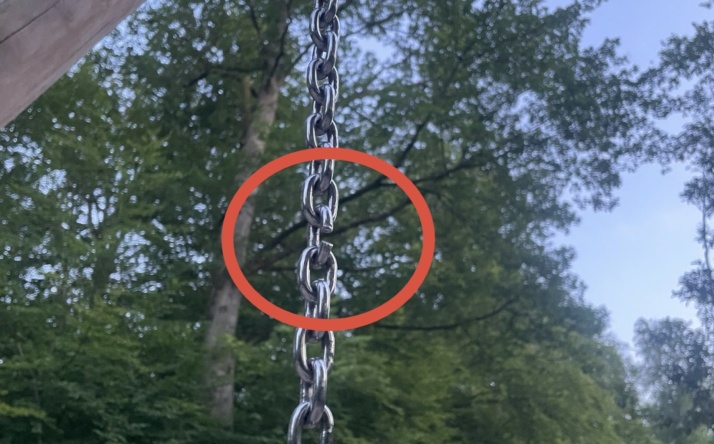 Manipulation an Schaukel am Waldspielplatz Burghälde