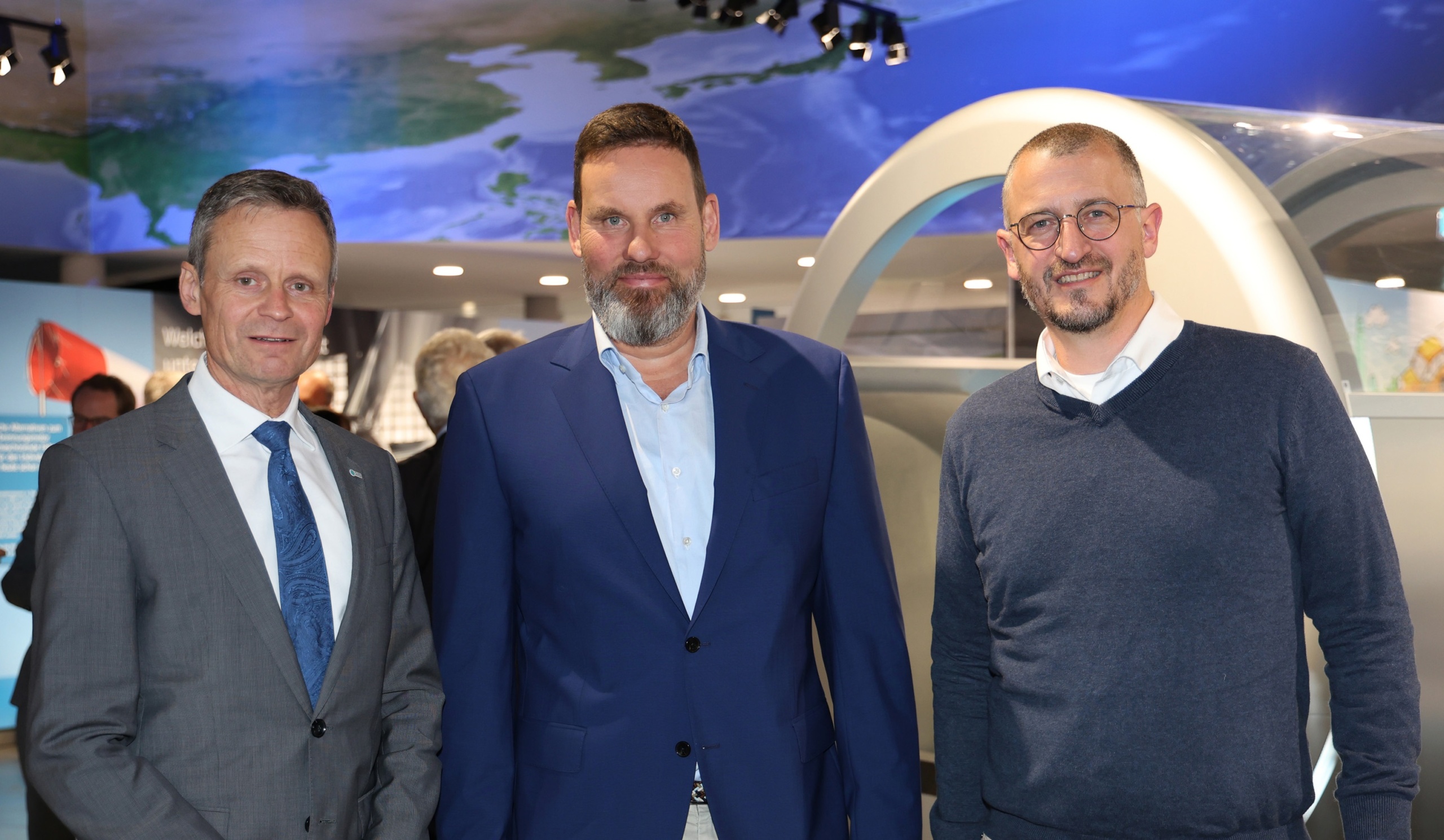 Welz, Glück, Reichhardt Spende Layher Dr. Bernd Welz, Lorenz Glück und Dominik Reichardt (v.l.n.r.) bei der Spendenübergabe