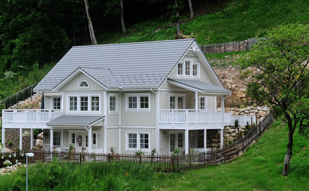 Im klassischen Holzhaus wohnen: Hohe Lebensqualität mit natürlichem Ambiente