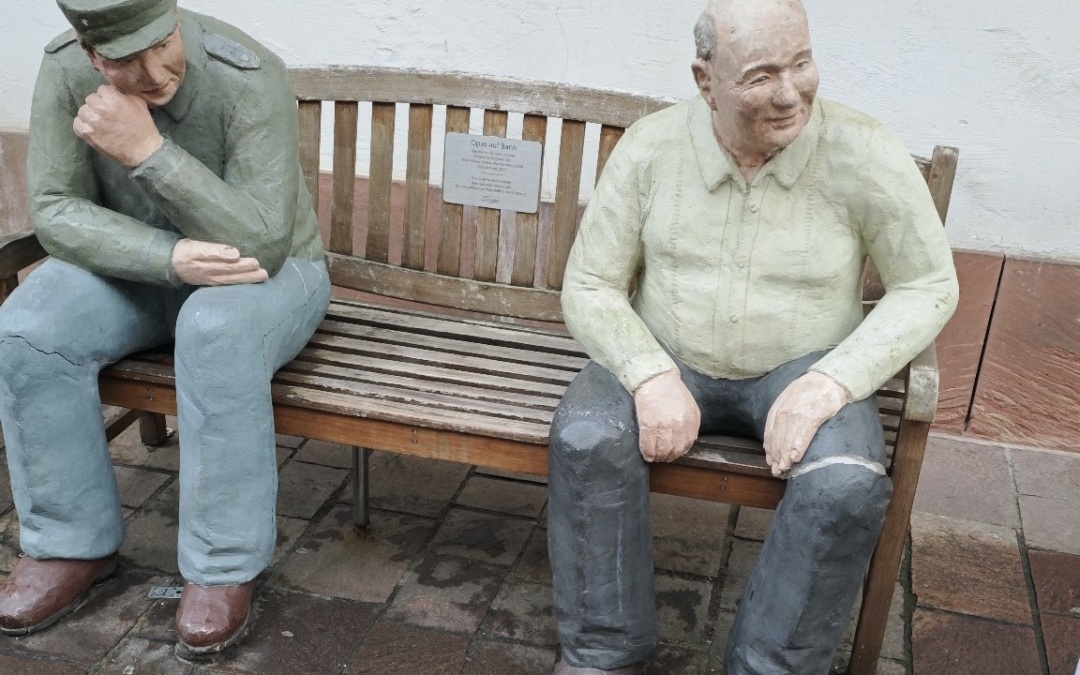 Alltagsmenschen „Opas auf Bank“ beschädigt