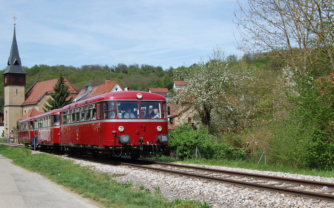 Krebsbachtalbahn: Täglicher Zugverkehr aufgenommen – erhöhte Aufmerksamkeit an Bahnübergängen notwendig
