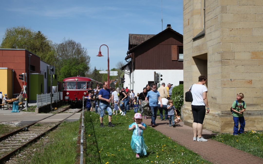 Saisonstart der Krebsbachtalbahn mit Ostereiersuche und Puppentheater