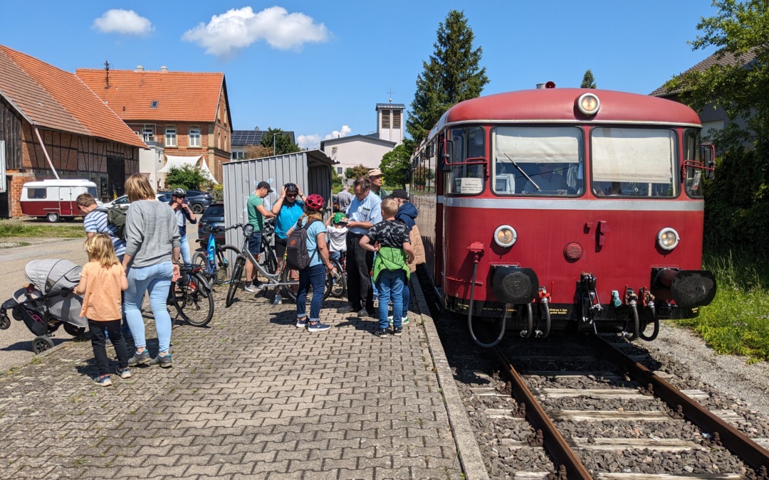 Historischer Zug der Krebsbachtalbahn lädt zu Ausflügen ein