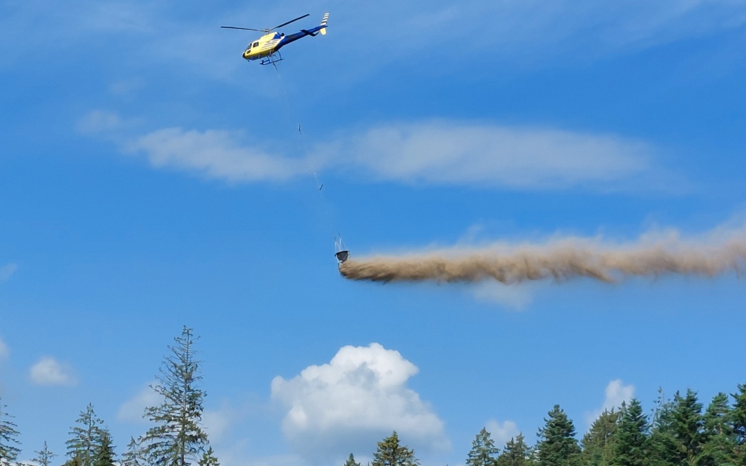 Bodenschutzkalkung per Helikopter in fünf Kommunen gestartet