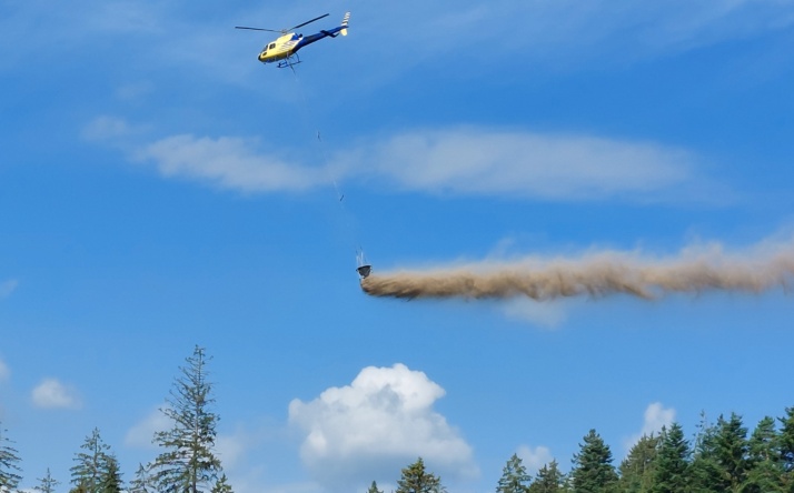 Bodenschutzkalkung per Helikopter in fünf Kommunen gestartet