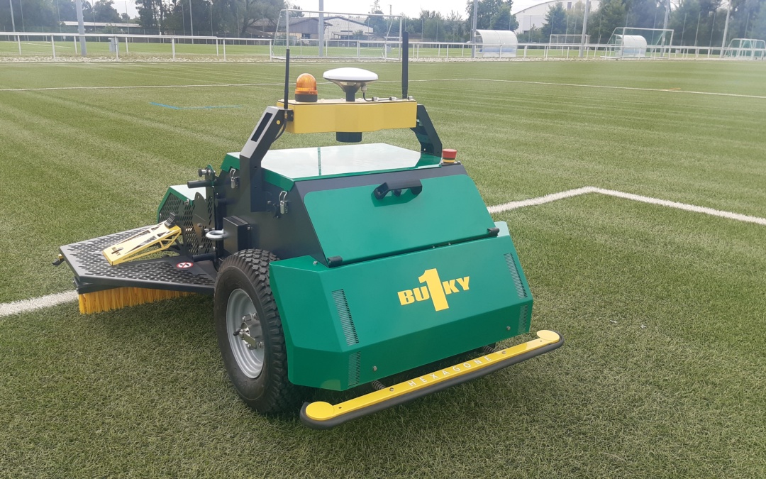 Neuer Pflegeroboter für Kunstrasen im Helmut-Gmelin-Stadion