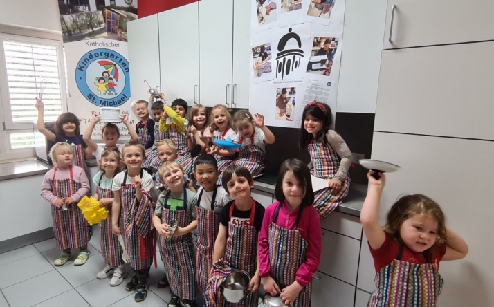 Sinsheimer Realschülerinnen nähen Schürzen für Kindergartenkinder