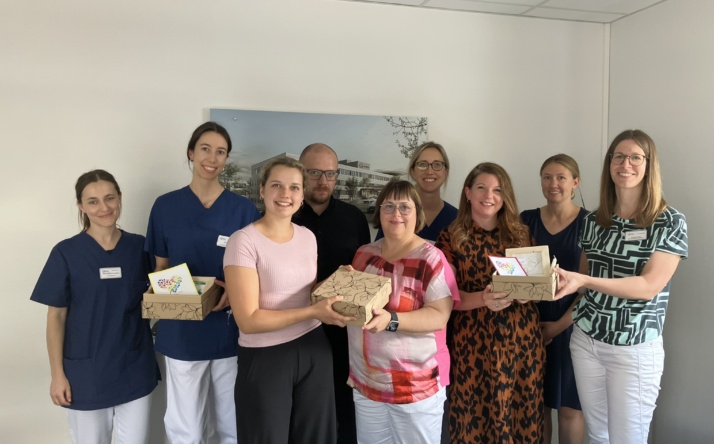 Spendenübergabe Sternenkinderboxen in Sinsheim unterstützt trauernde Familien