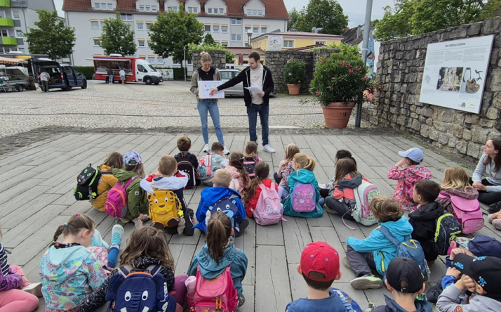 Kindergartenkinder entdecken den Wochenmarkt